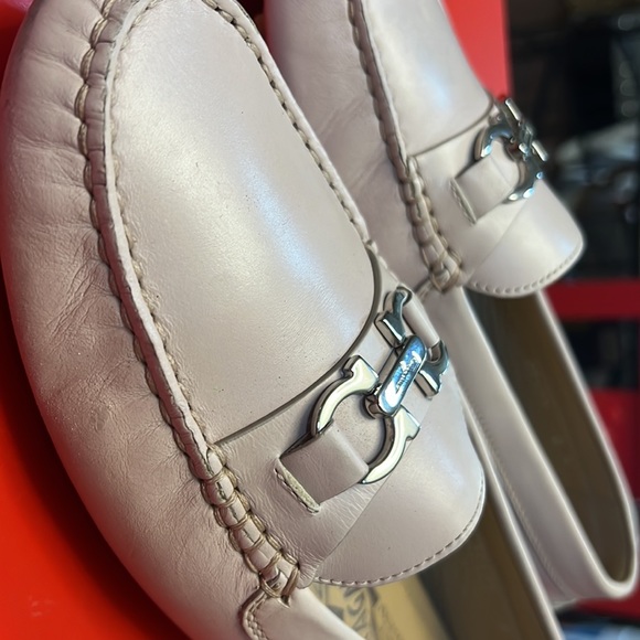 Ferragama loafers. Light pink. Size 8. - Picture 2 of 5